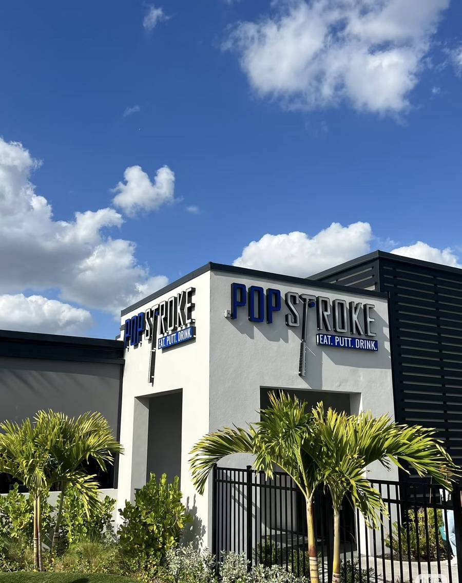 美国PopStroke迷你高尔夫门店外景，现代建筑与棕榈树
