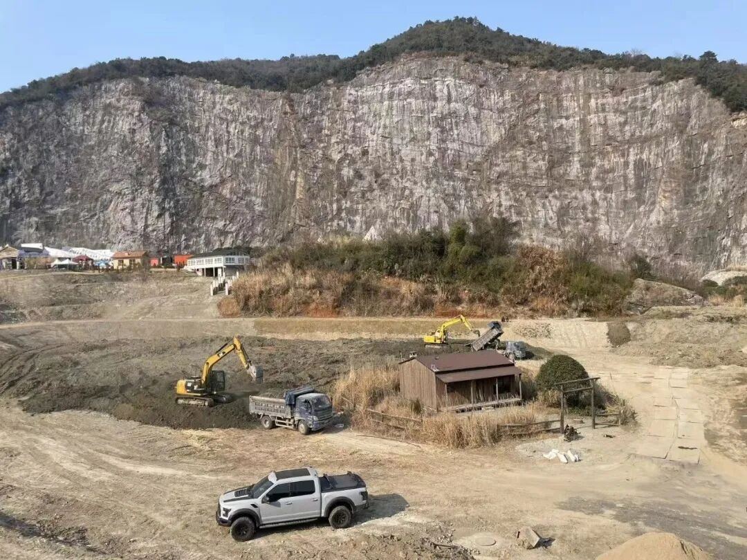 改造前：矿坑填埋整理后的施工场地，挖掘机正在作业